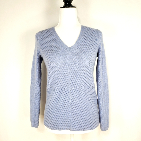 Banana Republic Sweaters - Banana Republic V neck Wool/Cashmere Sweater